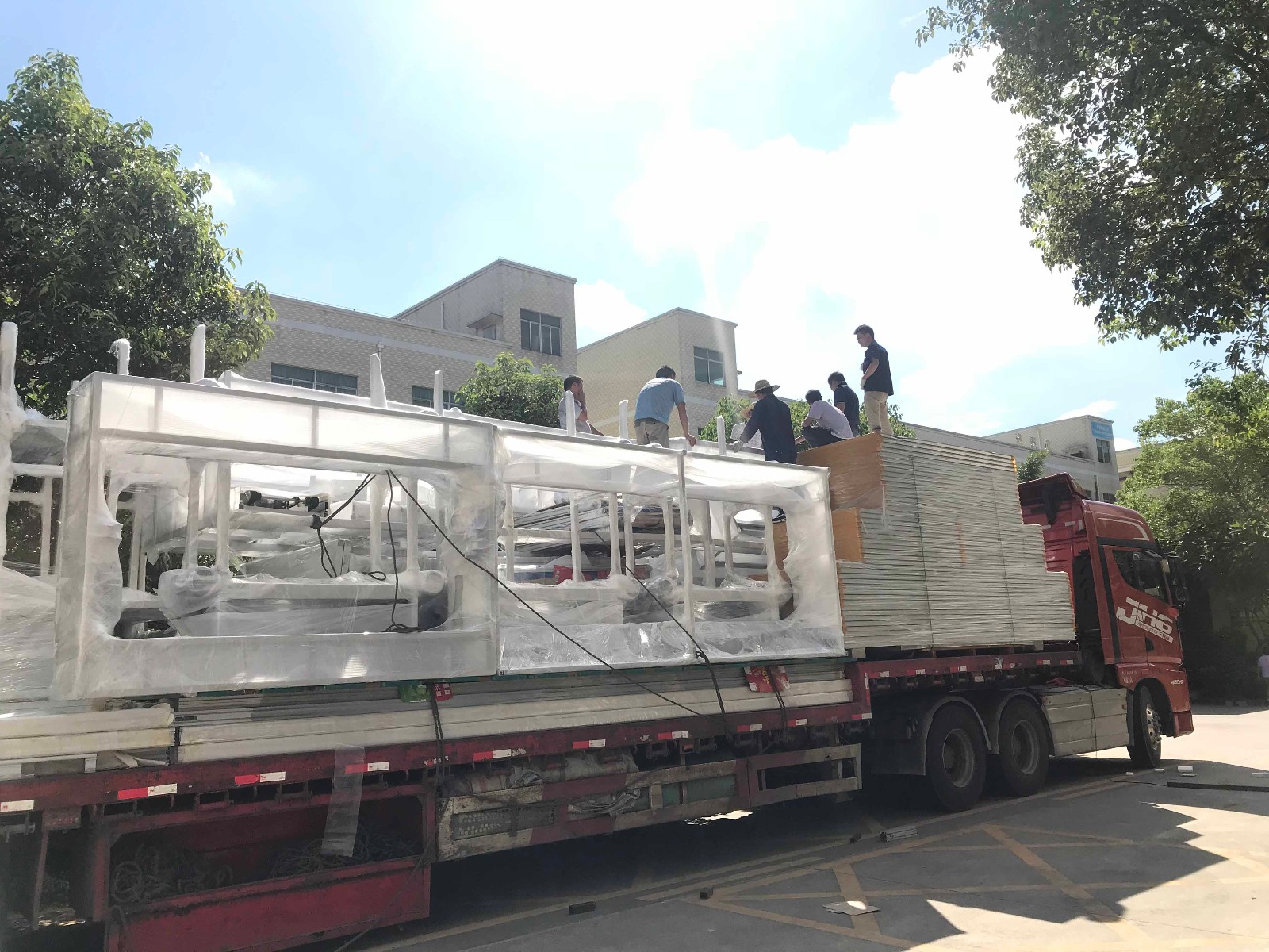 江西瑞德電子訂購的自動化電視機(jī)生產(chǎn)線順利裝車出貨啦！