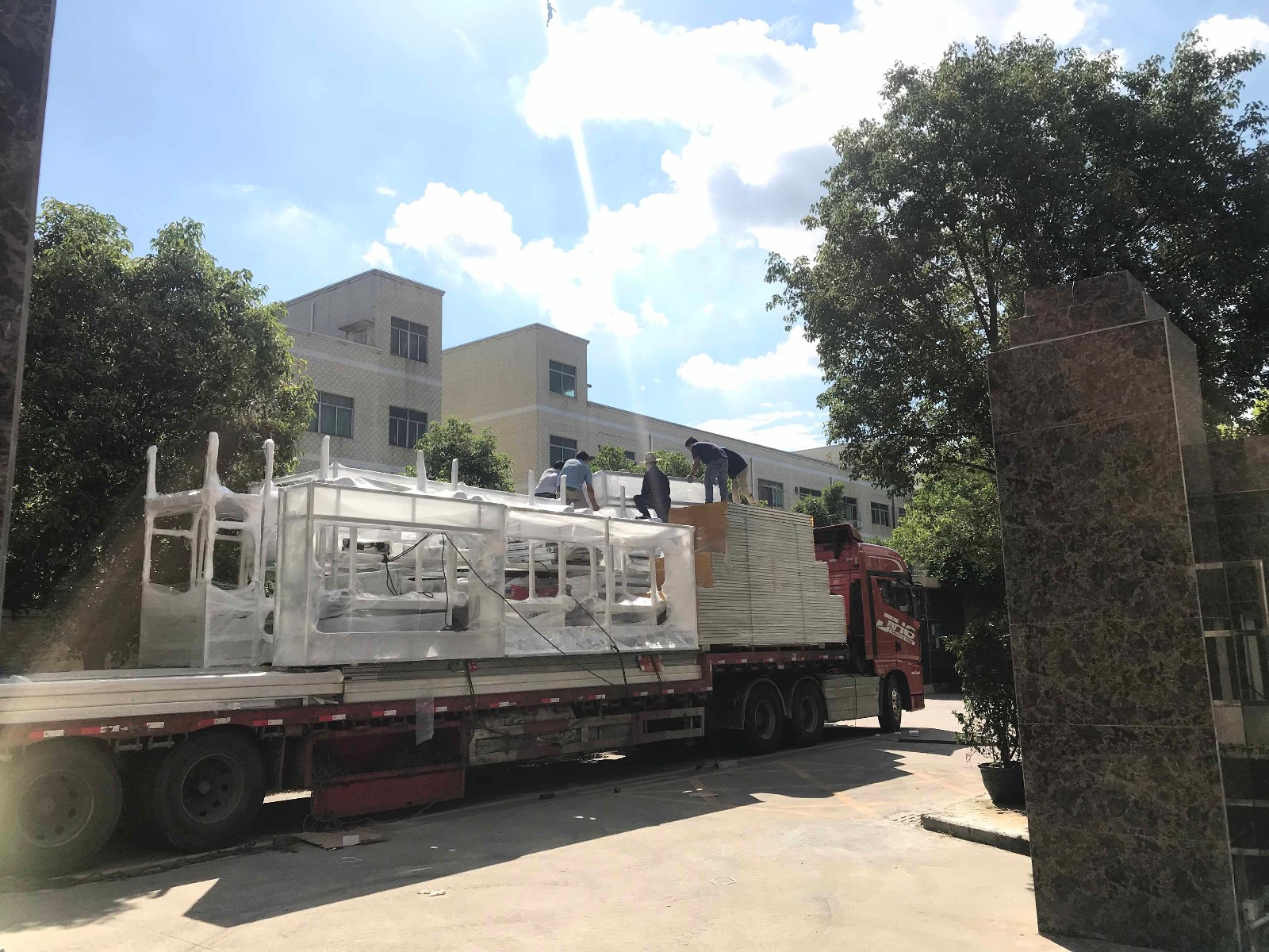 江西瑞德電子訂購的自動化電視機(jī)生產(chǎn)線順利裝車出貨啦！